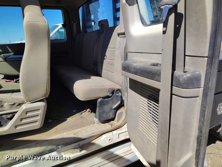 image for item IH9473 2008 Ford F350 Super Duty Ext. Cab flatbed pickup truck