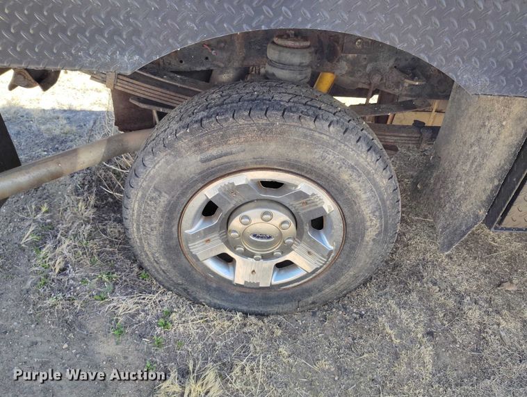 image for item IH9473 2008 Ford F350 Super Duty Ext. Cab flatbed pickup truck