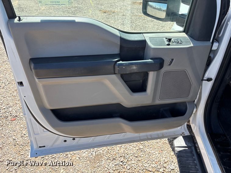 image for item NK9105 2019 Ford F350 Super Duty flatbed pickup truck