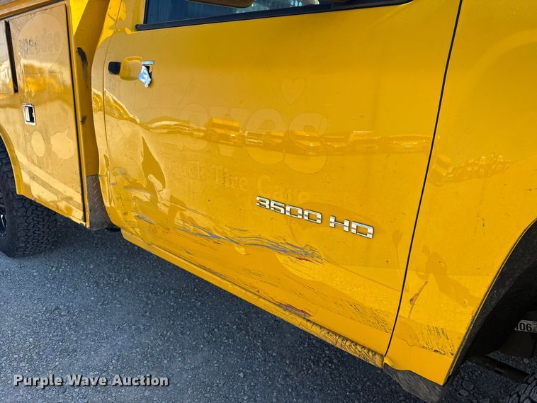 image for item NK9171 2018 Chevrolet Silverado 3500HD utility bed pickup truck