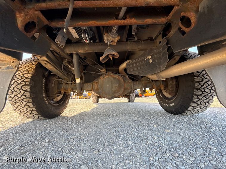 image for item NK9172 2017 Chevrolet Silverado 3500HD utility bed pickup truck