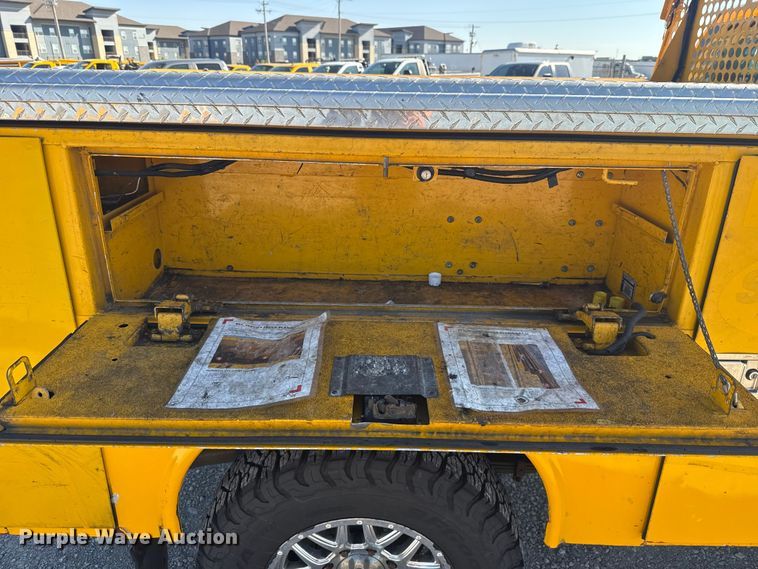 image for item NK9172 2017 Chevrolet Silverado 3500HD utility bed pickup truck