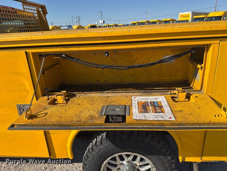 image for item NK9172 2017 Chevrolet Silverado 3500HD utility bed pickup truck