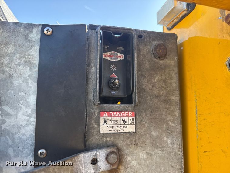 image for item NK9172 2017 Chevrolet Silverado 3500HD utility bed pickup truck