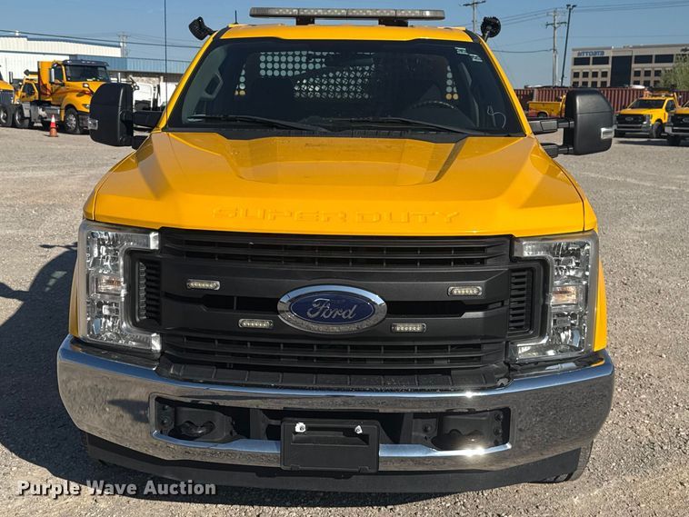 image for item NK9173 2019 Ford F350 Super Duty utility bed pickup truck