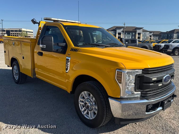 image for item NK9173 2019 Ford F350 Super Duty utility bed pickup truck