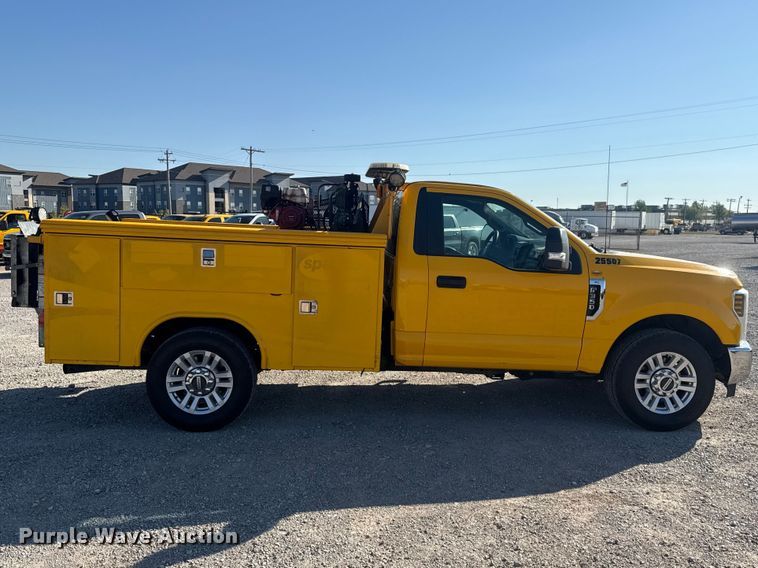 image for item NK9173 2019 Ford F350 Super Duty utility bed pickup truck