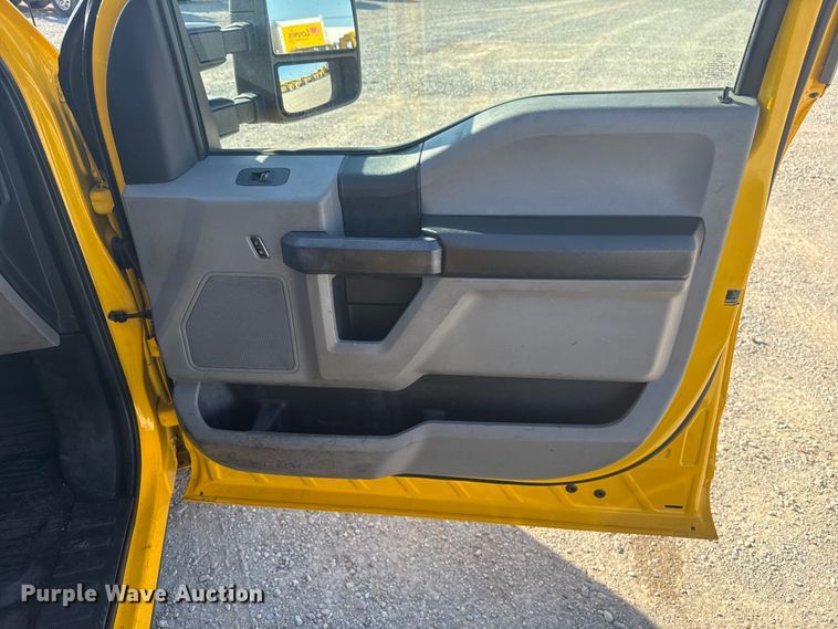 image for item NK9173 2019 Ford F350 Super Duty utility bed pickup truck