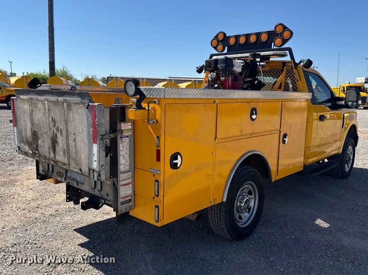 image for item NK9174 2020 Ford F350 Super Duty utility bed pickup truck