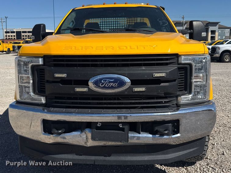 image for item NK9175 2019 Ford F350 Super Duty utility bed pickup truck
