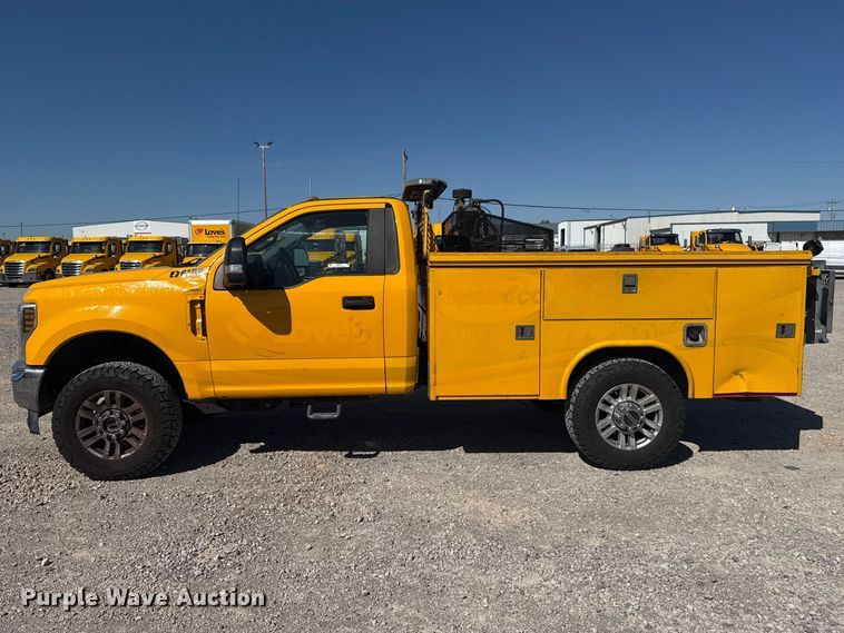 image for item NK9175 2019 Ford F350 Super Duty utility bed pickup truck