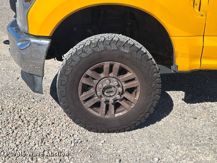 image for item NK9175 2019 Ford F350 Super Duty utility bed pickup truck