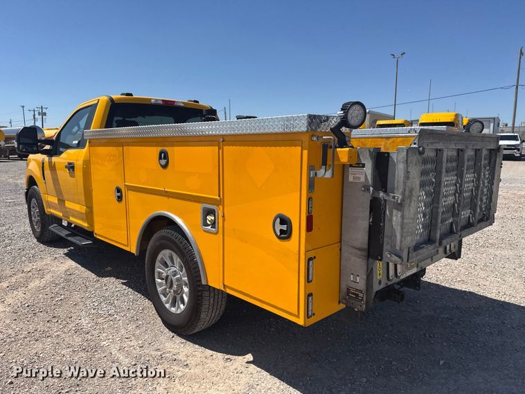 image for item NK9176 2022 Ford F350 Super Duty utility bed pickup truck