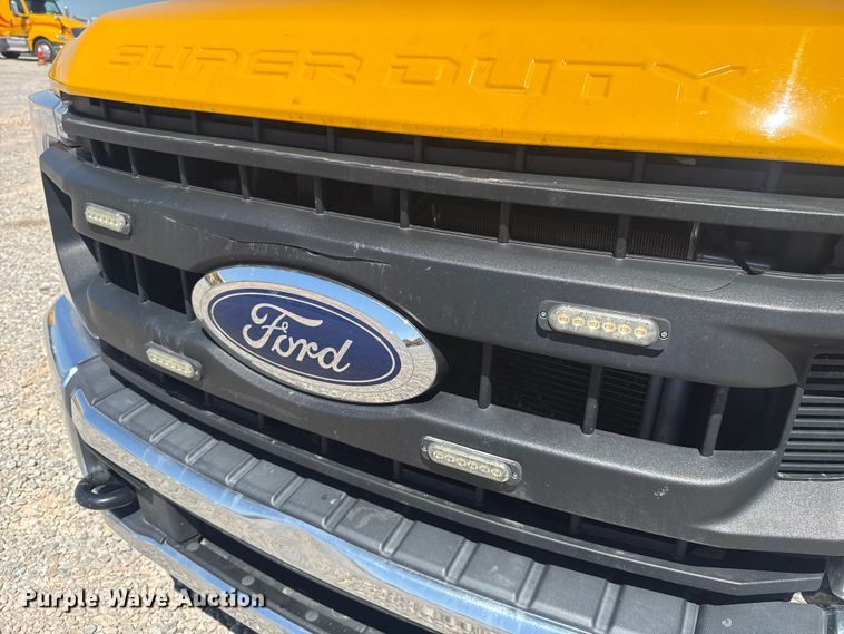 image for item NK9176 2022 Ford F350 Super Duty utility bed pickup truck
