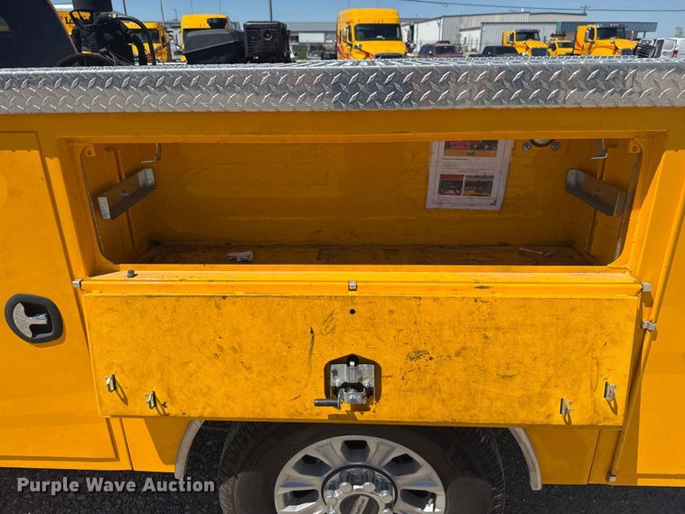 image for item NK9176 2022 Ford F350 Super Duty utility bed pickup truck
