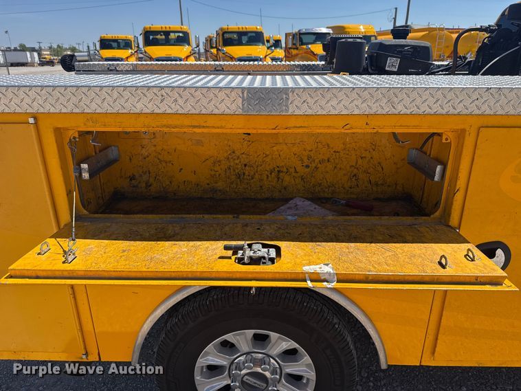 image for item NK9176 2022 Ford F350 Super Duty utility bed pickup truck