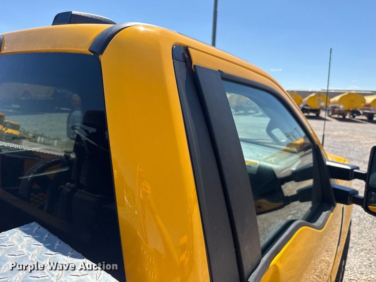 image for item NK9176 2022 Ford F350 Super Duty utility bed pickup truck