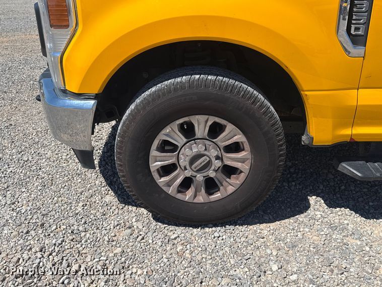 image for item NK9176 2022 Ford F350 Super Duty utility bed pickup truck