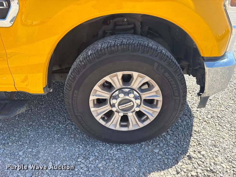 image for item NK9176 2022 Ford F350 Super Duty utility bed pickup truck