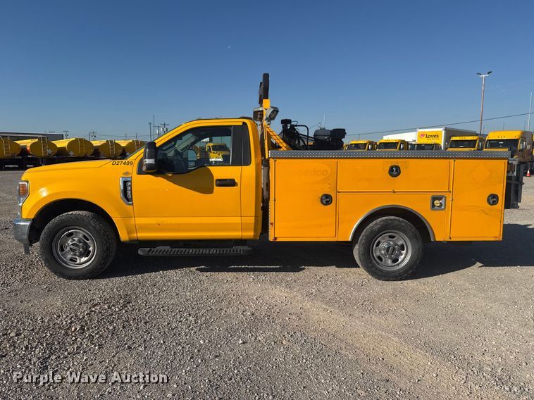 image for item NK9178 2022 Ford F350 Super Duty utility bed pickup truck