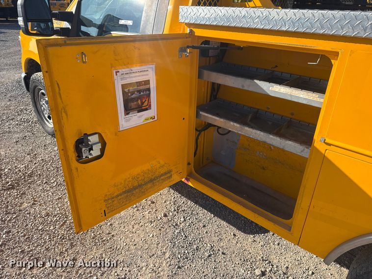 image for item NK9178 2022 Ford F350 Super Duty utility bed pickup truck