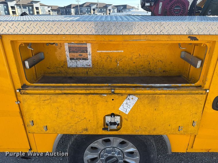 image for item NK9178 2022 Ford F350 Super Duty utility bed pickup truck