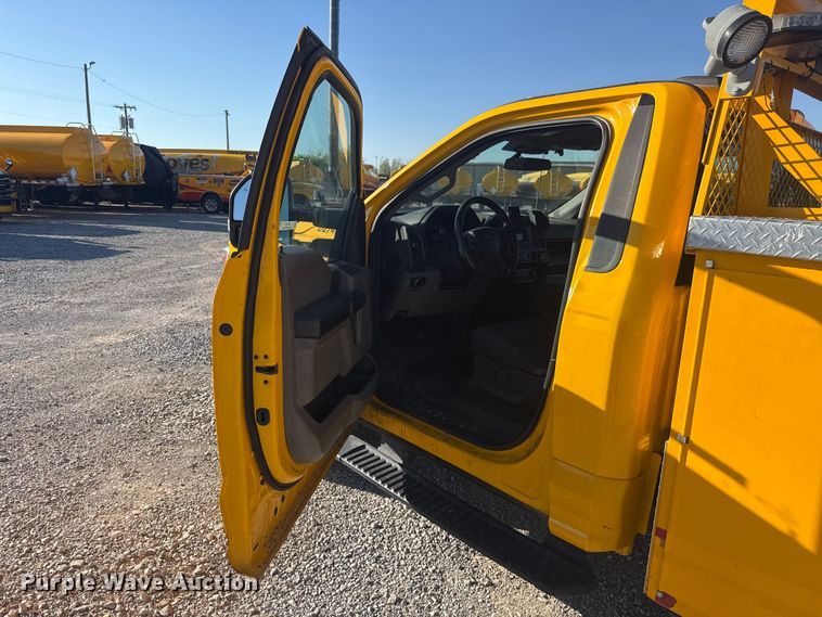 image for item NK9178 2022 Ford F350 Super Duty utility bed pickup truck