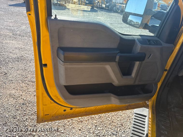 image for item NK9178 2022 Ford F350 Super Duty utility bed pickup truck