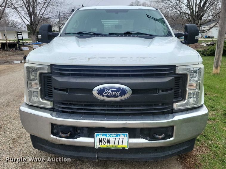 image for item NK9968 2018 Ford F250 Super Duty XL Crew Cab flatbed pickup truck