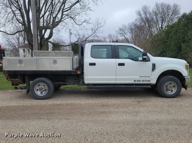 image for item NK9968 2018 Ford F250 Super Duty XL Crew Cab flatbed pickup truck