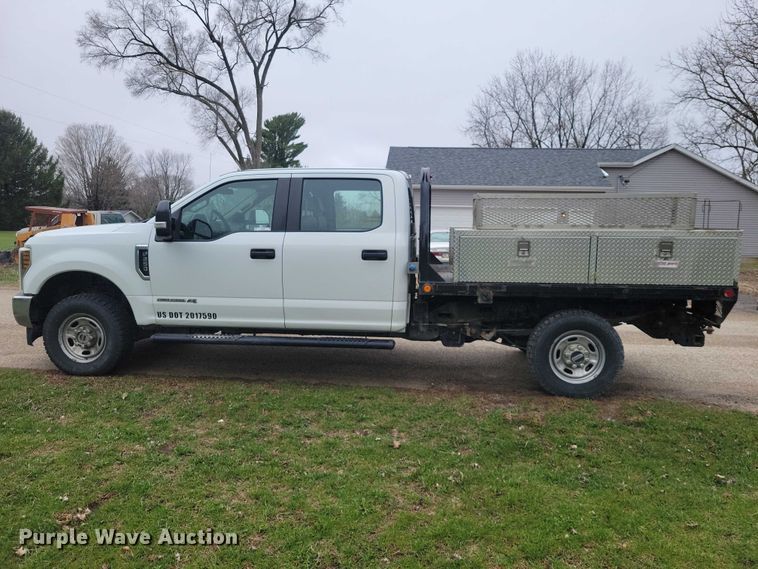 image for item NK9968 2018 Ford F250 Super Duty XL Crew Cab flatbed pickup truck