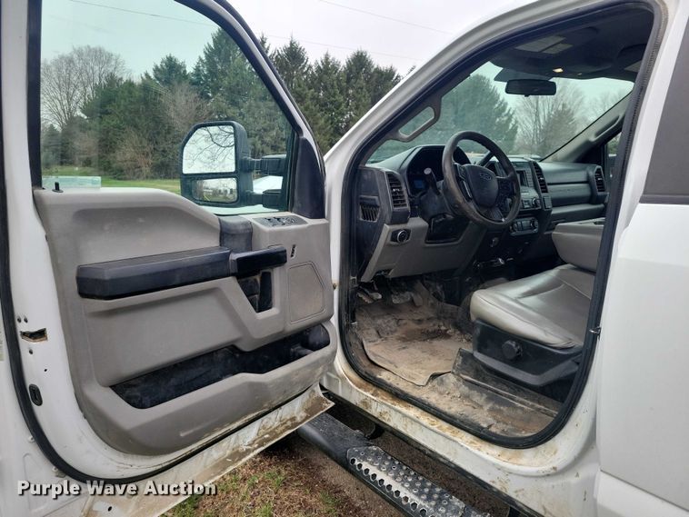 image for item NK9968 2018 Ford F250 Super Duty XL Crew Cab flatbed pickup truck