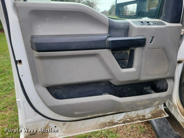 image for item NK9968 2018 Ford F250 Super Duty XL Crew Cab flatbed pickup truck