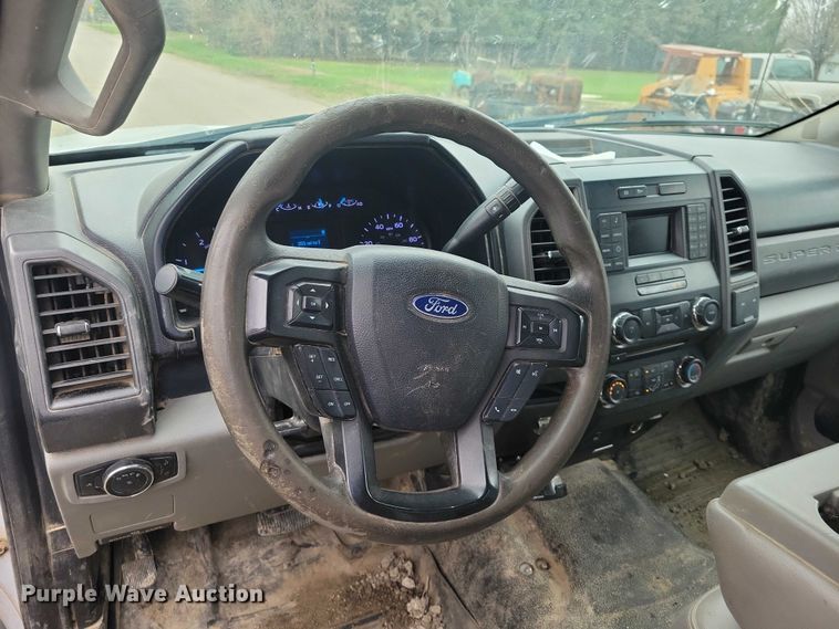 image for item NK9968 2018 Ford F250 Super Duty XL Crew Cab flatbed pickup truck