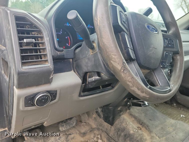 image for item NK9968 2018 Ford F250 Super Duty XL Crew Cab flatbed pickup truck