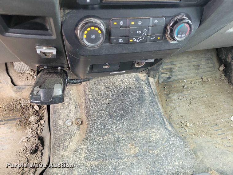 image for item NK9968 2018 Ford F250 Super Duty XL Crew Cab flatbed pickup truck