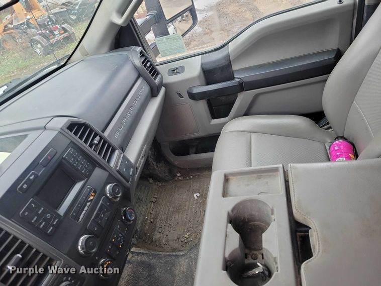 image for item NK9968 2018 Ford F250 Super Duty XL Crew Cab flatbed pickup truck