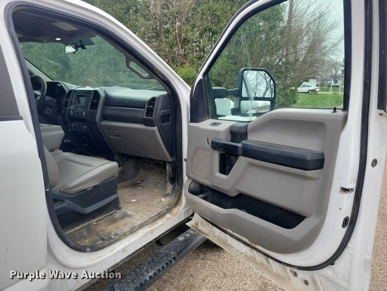 image for item NK9968 2018 Ford F250 Super Duty XL Crew Cab flatbed pickup truck