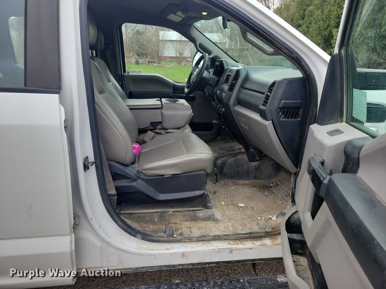 image for item NK9968 2018 Ford F250 Super Duty XL Crew Cab flatbed pickup truck