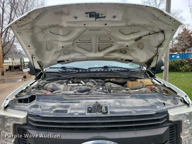 image for item NK9968 2018 Ford F250 Super Duty XL Crew Cab flatbed pickup truck