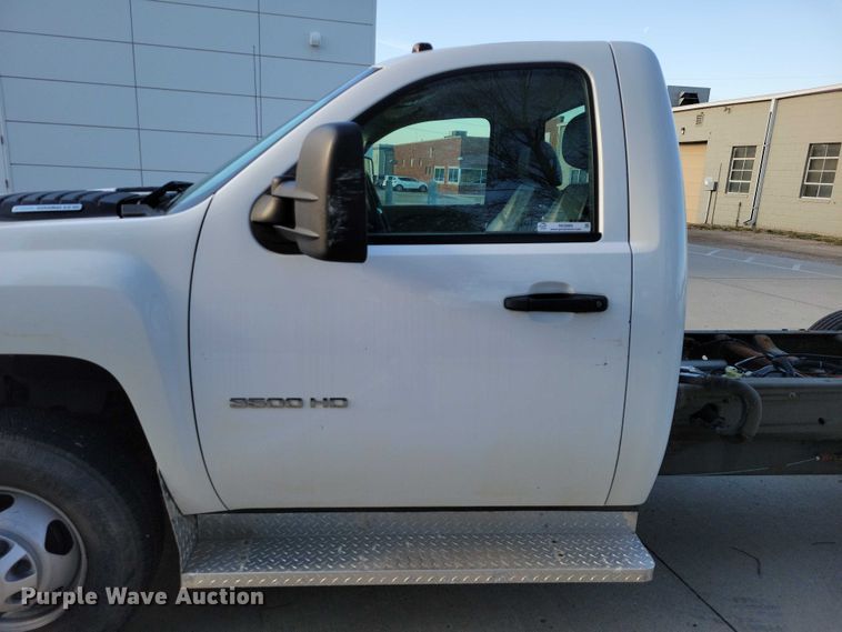 image for item NK9989 2011 Chevrolet Silverado 3500HD pickup truck cab and chassis
