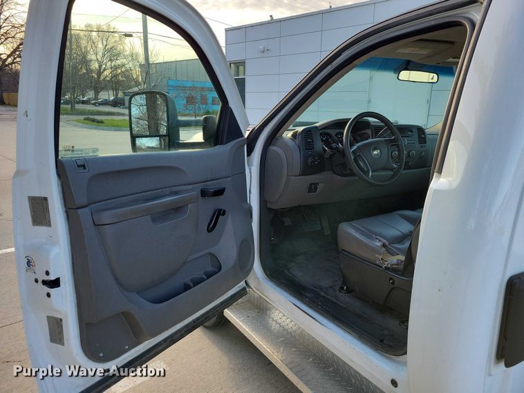 image for item NK9989 2011 Chevrolet Silverado 3500HD pickup truck cab and chassis
