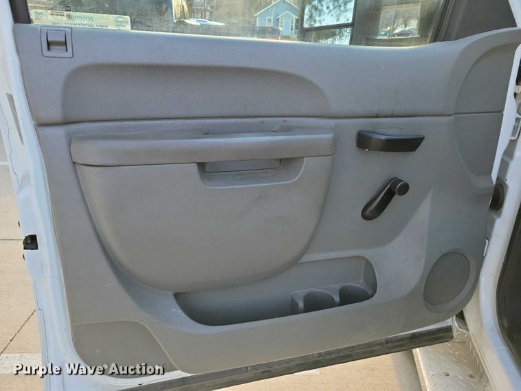 image for item NK9989 2011 Chevrolet Silverado 3500HD pickup truck cab and chassis