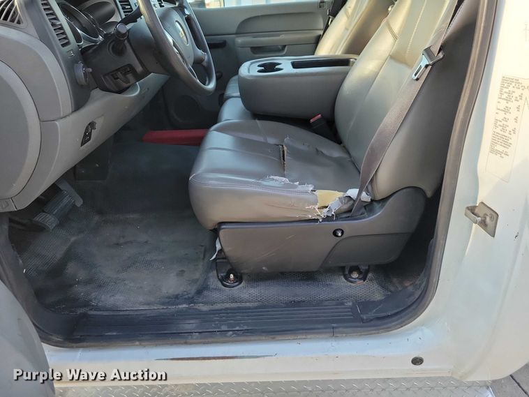 image for item NK9989 2011 Chevrolet Silverado 3500HD pickup truck cab and chassis