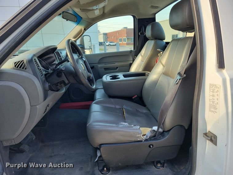 image for item NK9989 2011 Chevrolet Silverado 3500HD pickup truck cab and chassis