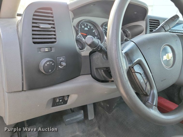 image for item NK9989 2011 Chevrolet Silverado 3500HD pickup truck cab and chassis