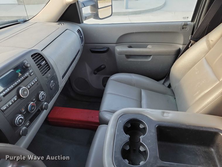 image for item NK9989 2011 Chevrolet Silverado 3500HD pickup truck cab and chassis