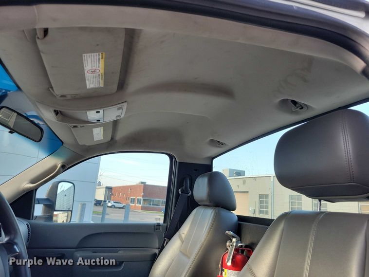 image for item NK9989 2011 Chevrolet Silverado 3500HD pickup truck cab and chassis