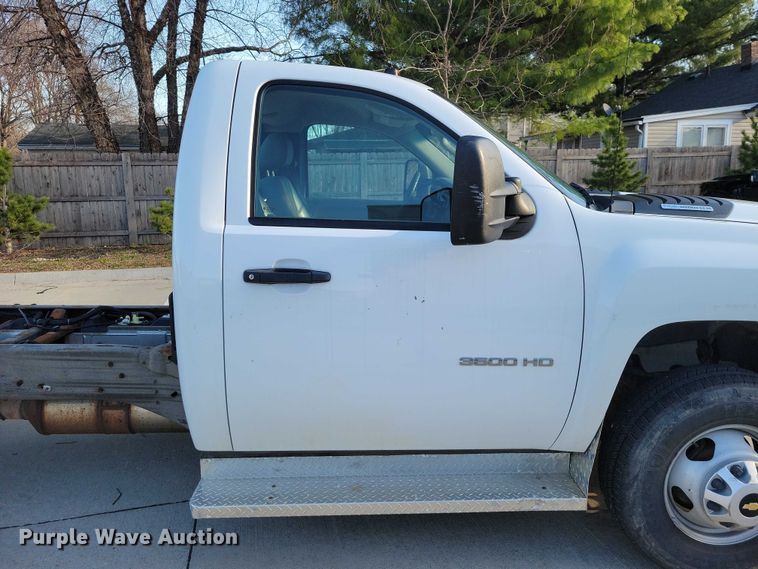 image for item NK9989 2011 Chevrolet Silverado 3500HD pickup truck cab and chassis