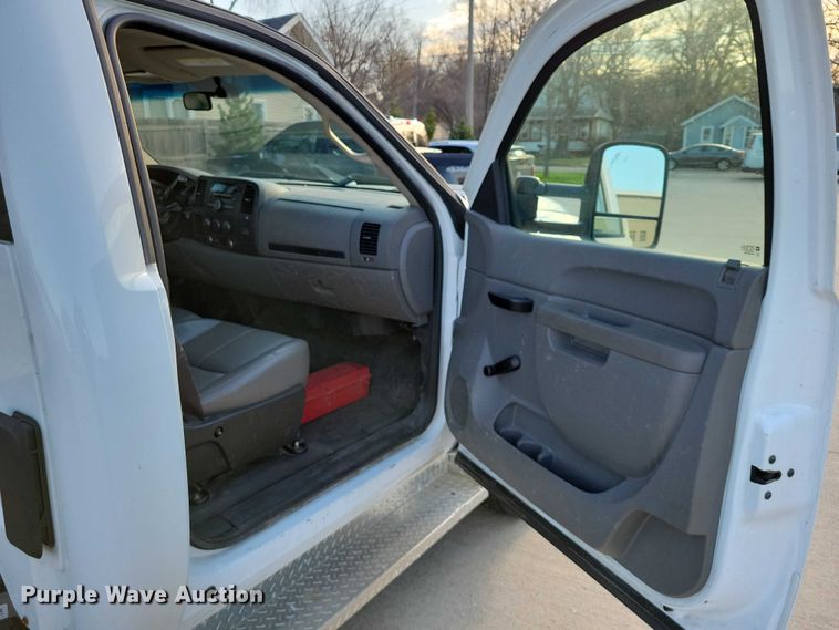 image for item NK9989 2011 Chevrolet Silverado 3500HD pickup truck cab and chassis